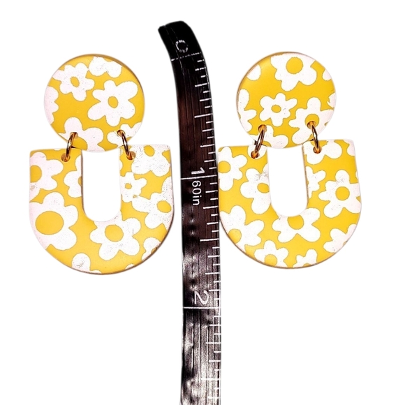 Floral Yellow and White Earrings - Picture 2 of 3